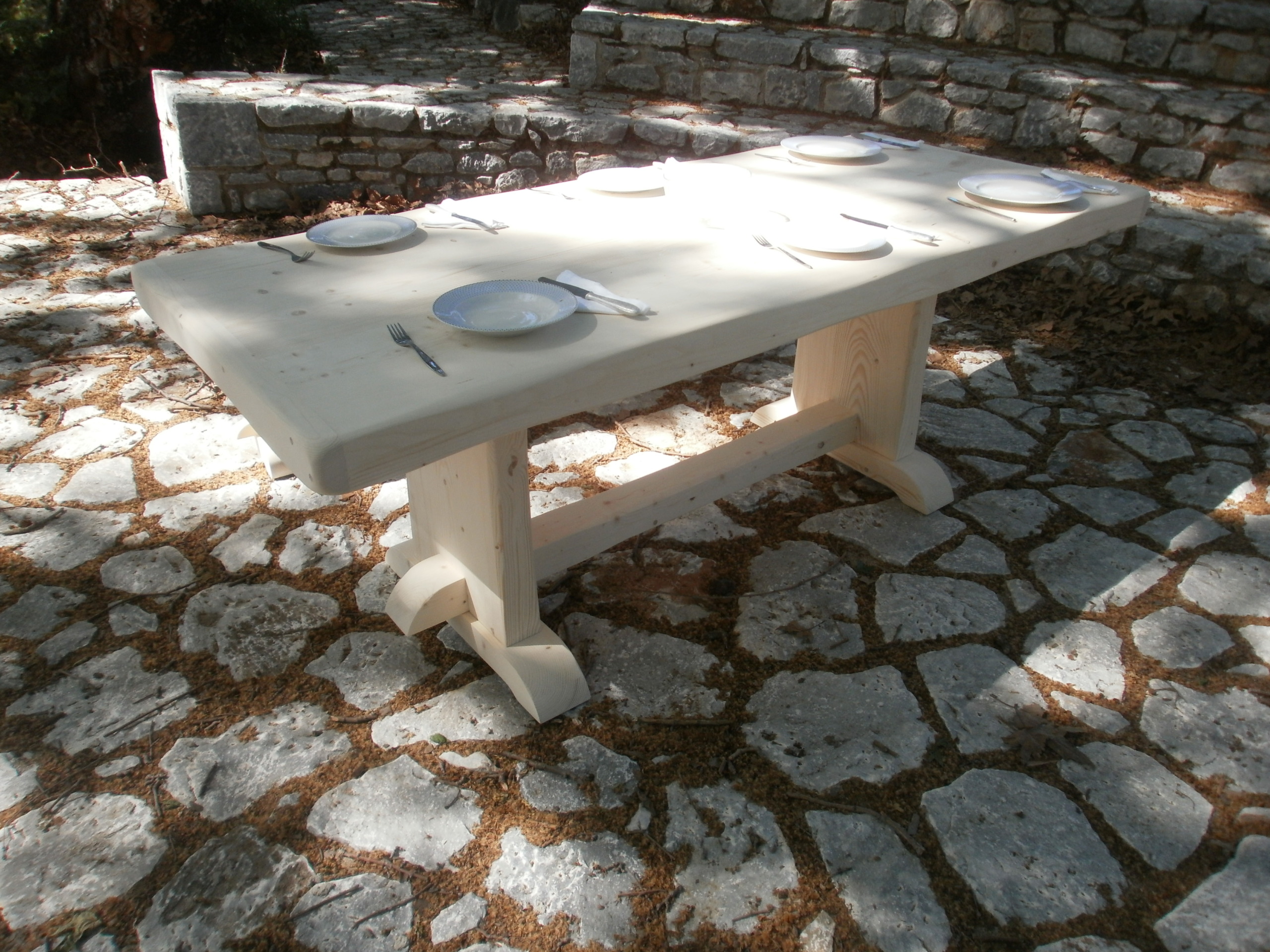 παραδοσιακά μοναστηριακά τραπέζια 16