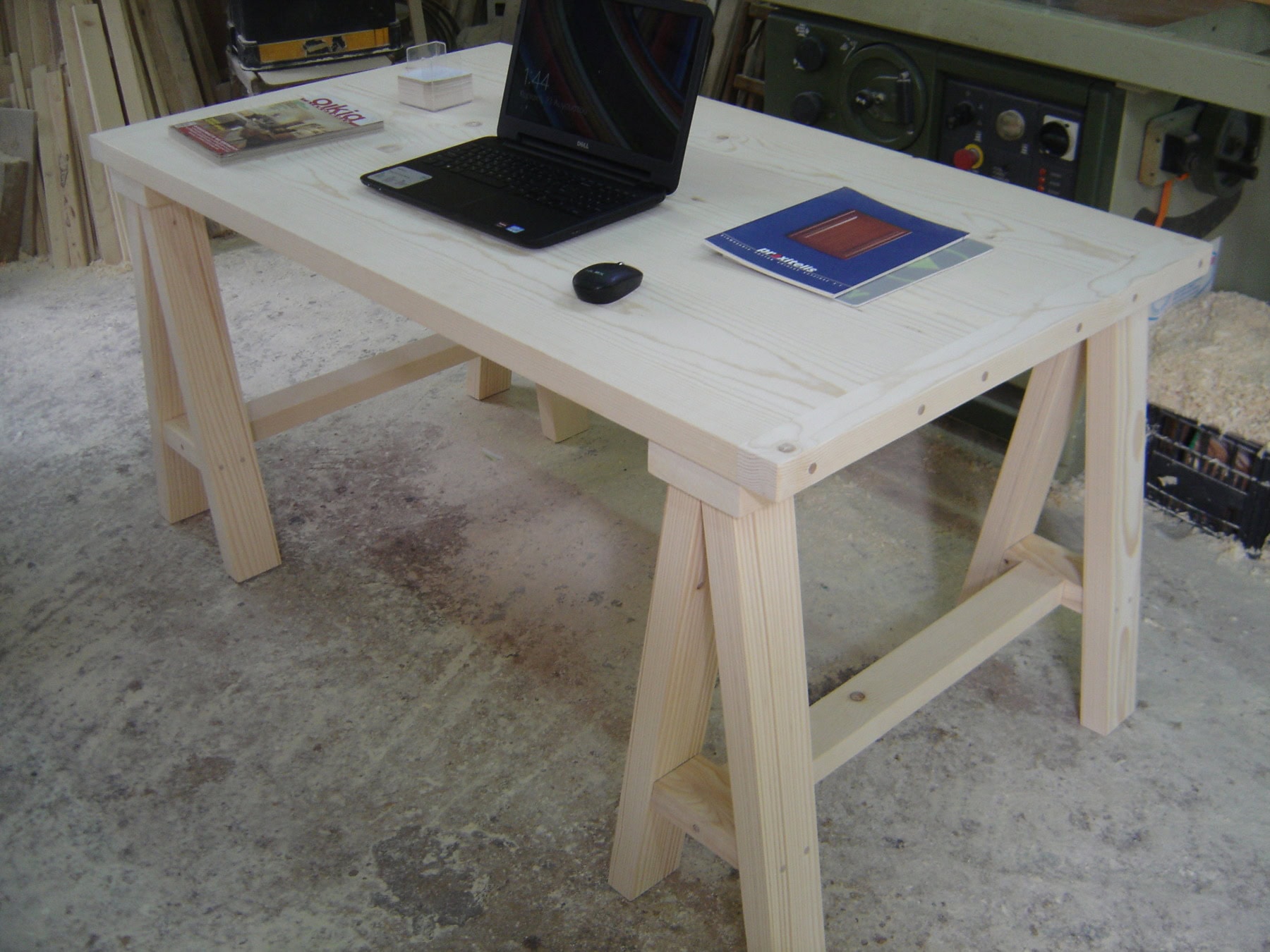 Γραφείο «A-Desk (2)» 140×60 cm από μασίφ ξύλο με βάση καβαλέτο