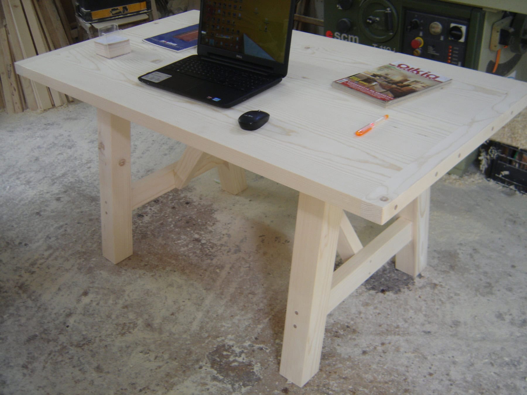 Γραφείο «Tilt Line» με πόδια ελαφράς κλίσης