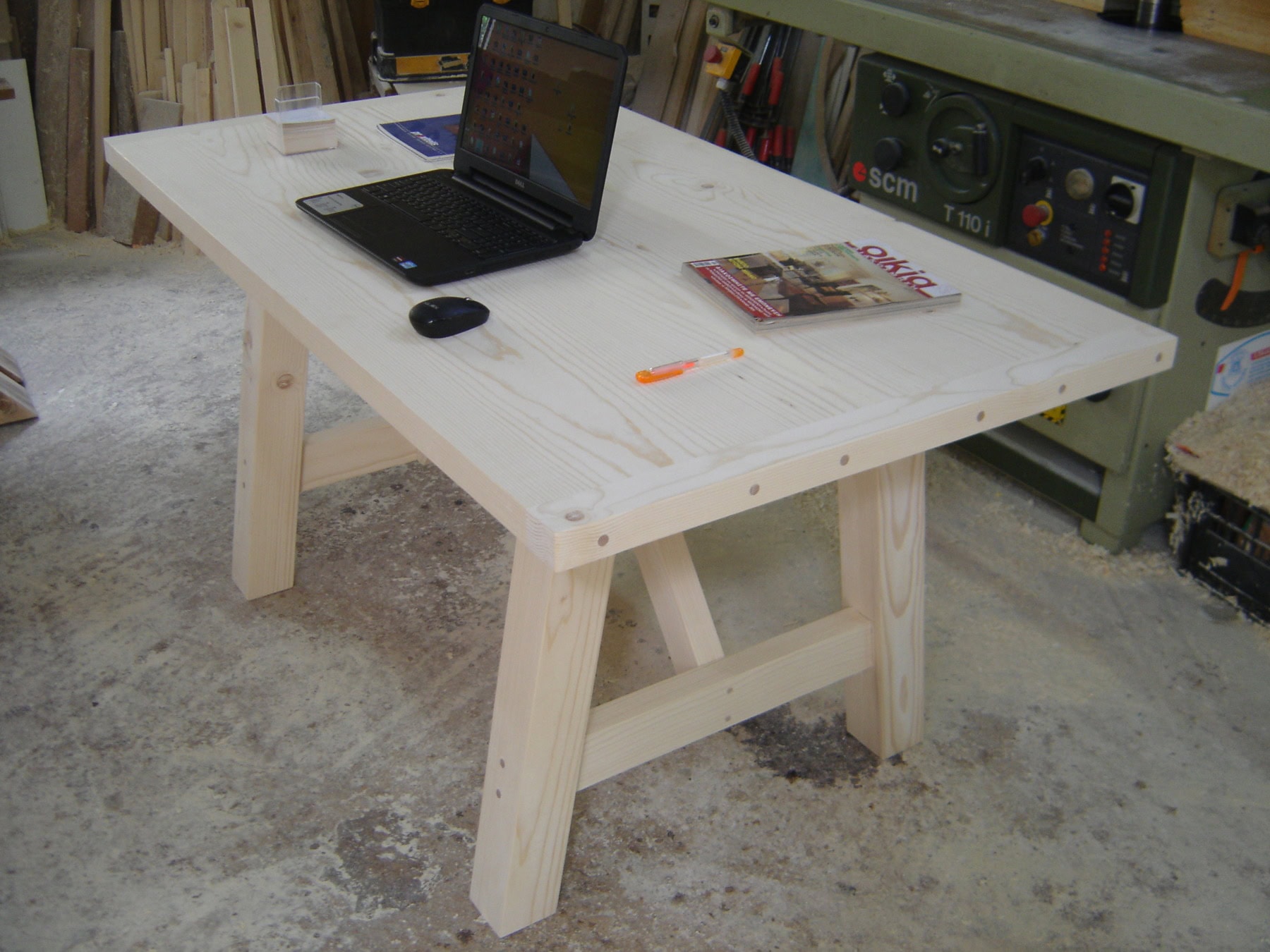 Γραφείο «Tilt Line» με πόδια ελαφράς κλίσης