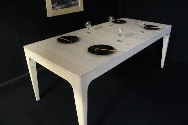 μοντέρνο τραπέζι σε μαύρο φόντο