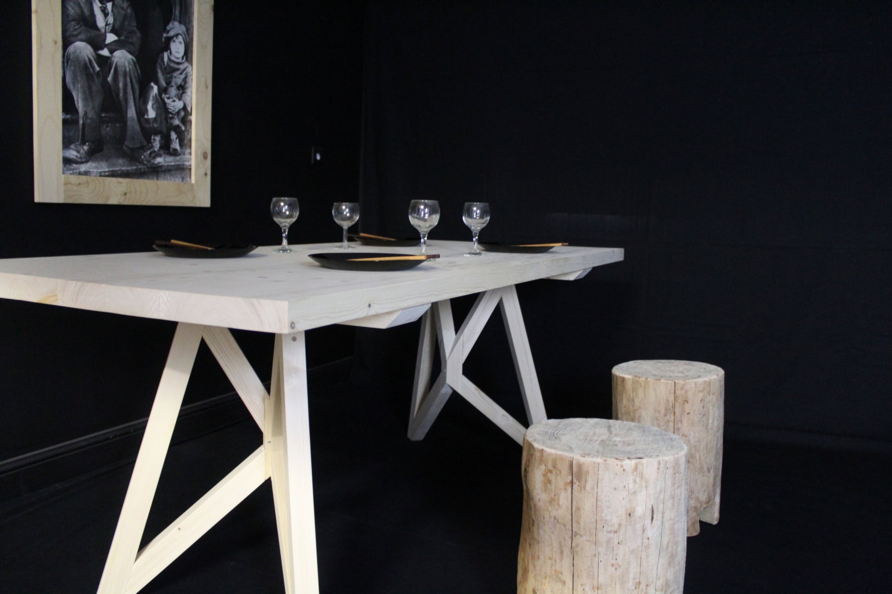 Έπιπλα. Μοντέρνο τραπέζι με βάση Δ