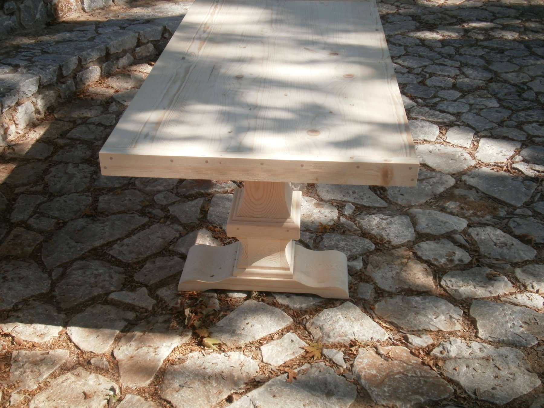 Παραδοσιακό τραπέζι με κλασική βάση