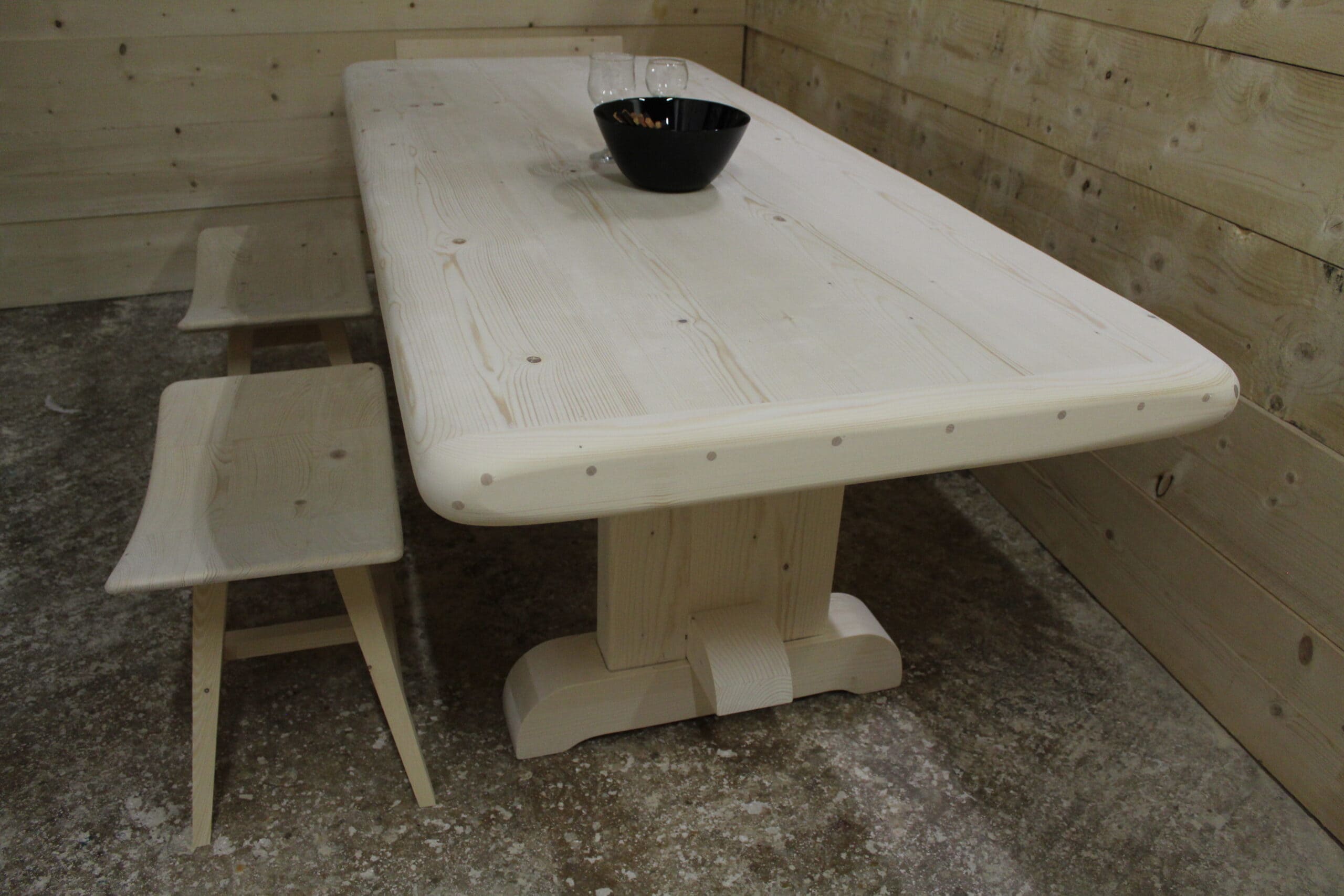 Παραδοσιακό μοναστηριακό τραπέζι με καρέκλες για εσωτερικούς και επαγγελματικούς χώρους