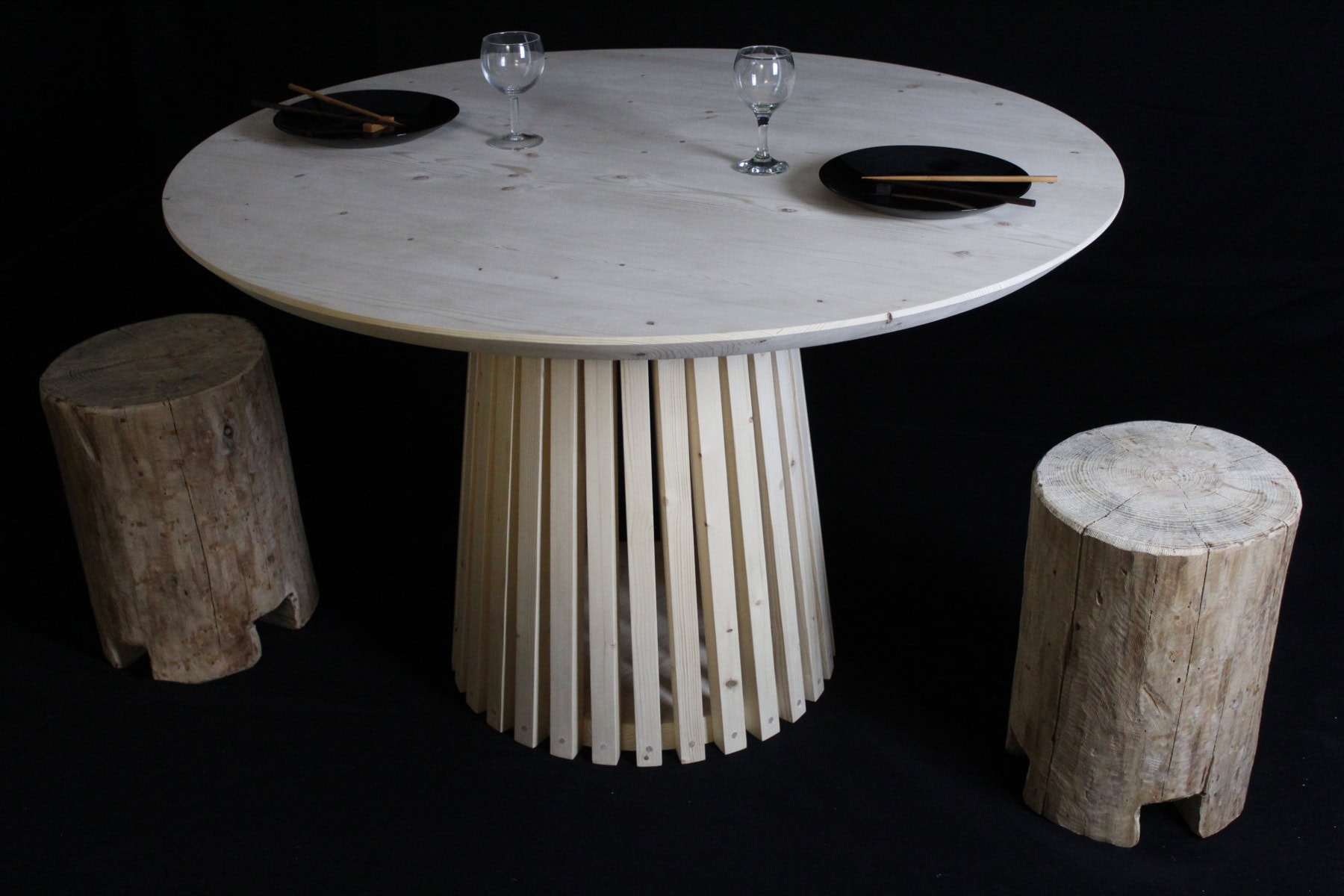 στρογγυλό τραπέζι με φυλλωτή κυλινδρική βάση