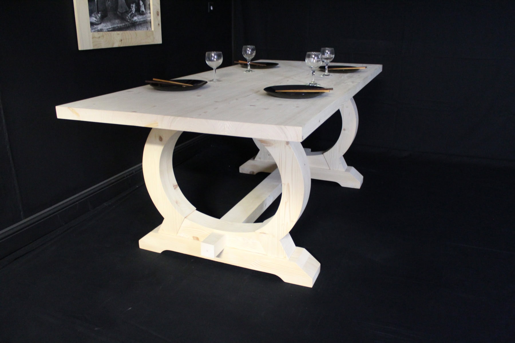 παραδοσιακό κλασικό τραπέζι με βάση Ω