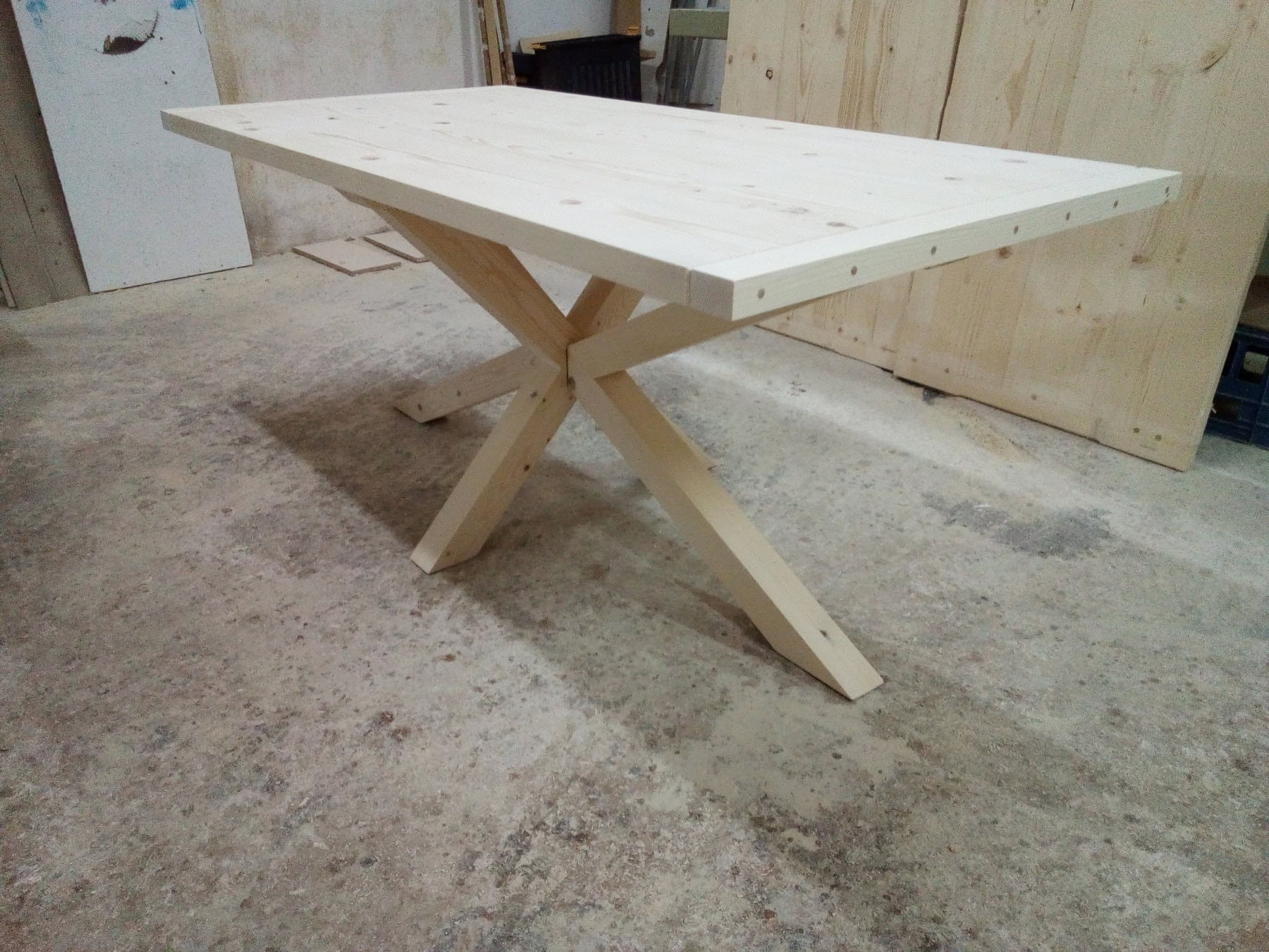 Μοντέρνο τραπέζι «GeoLine» με πόδια σε χιαστί