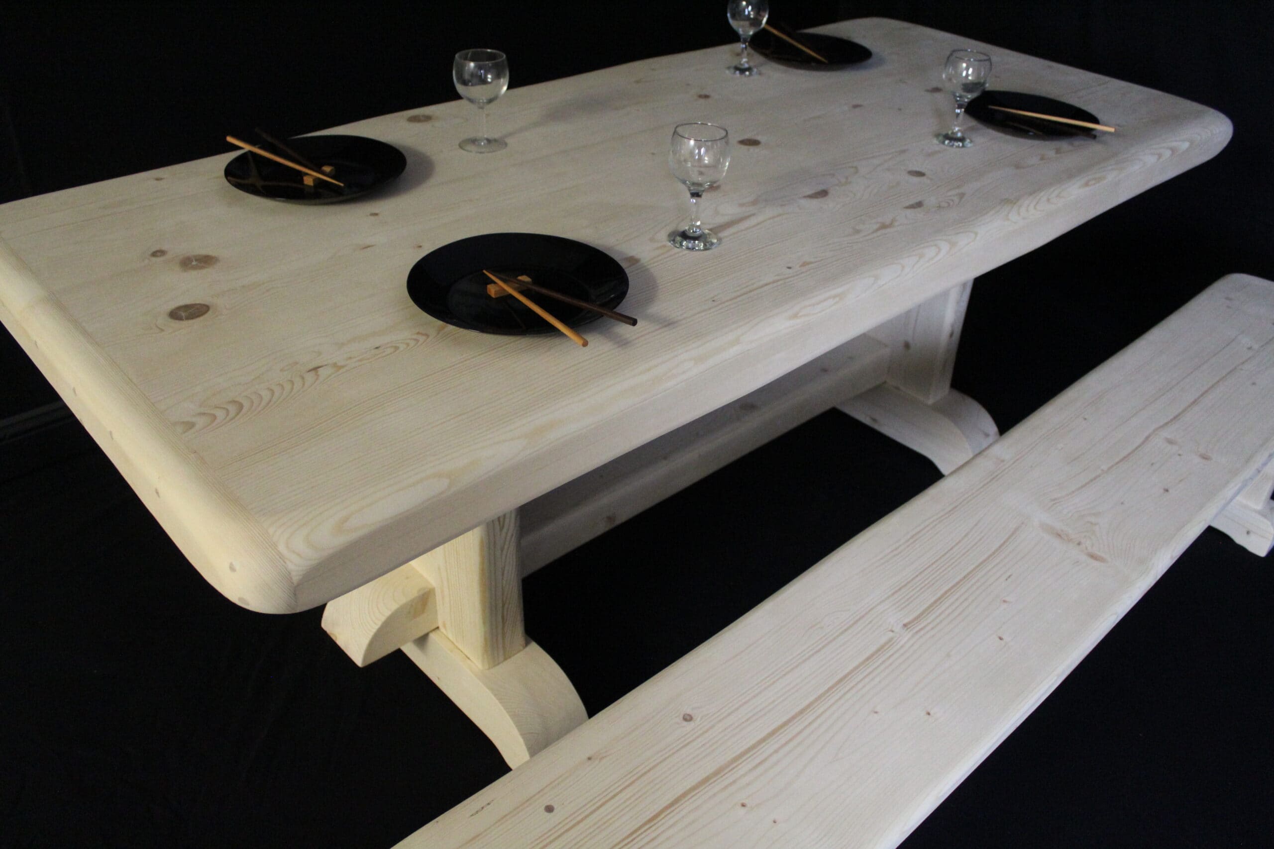 Μοναστηριακό Τραπέζι «Άθως» από μασίφ ξύλο, ιδανικό για οικογενειακές συγκεντρώσεις και χώρους με παραδοσιακό ύφος. Διαστάσεις 210×90 cm, χειροποίητοσε μαύρο φόντο