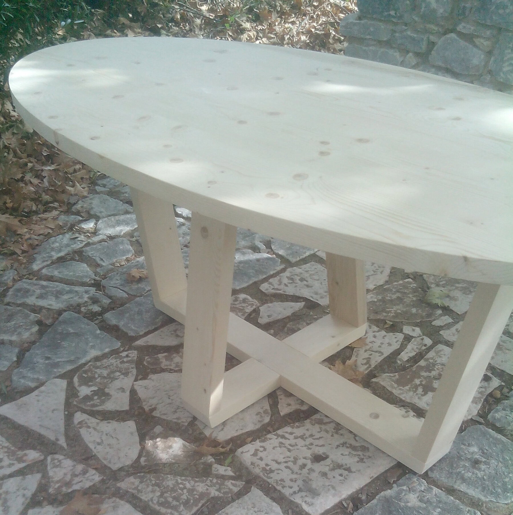 Οβάλ τραπέζι «Σταυρωτό Δέσιμο» 180×90 cm από μασίφ ξύλο, με τέσσερα πόδια και δύο σταυρωτές τραβέρσες στη βάση.