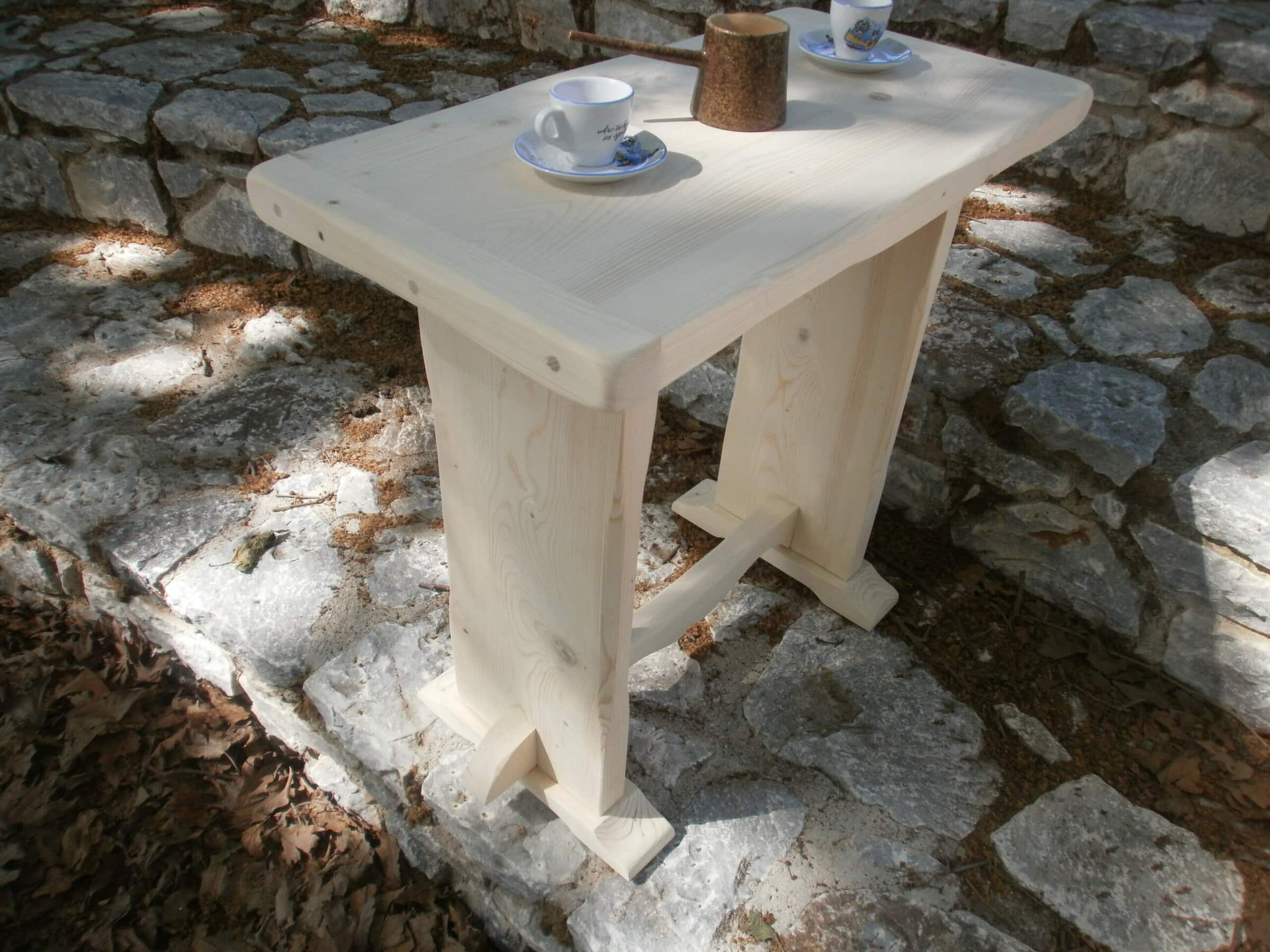 Μικρό παραδοσιακό τραπέζι καφενείου