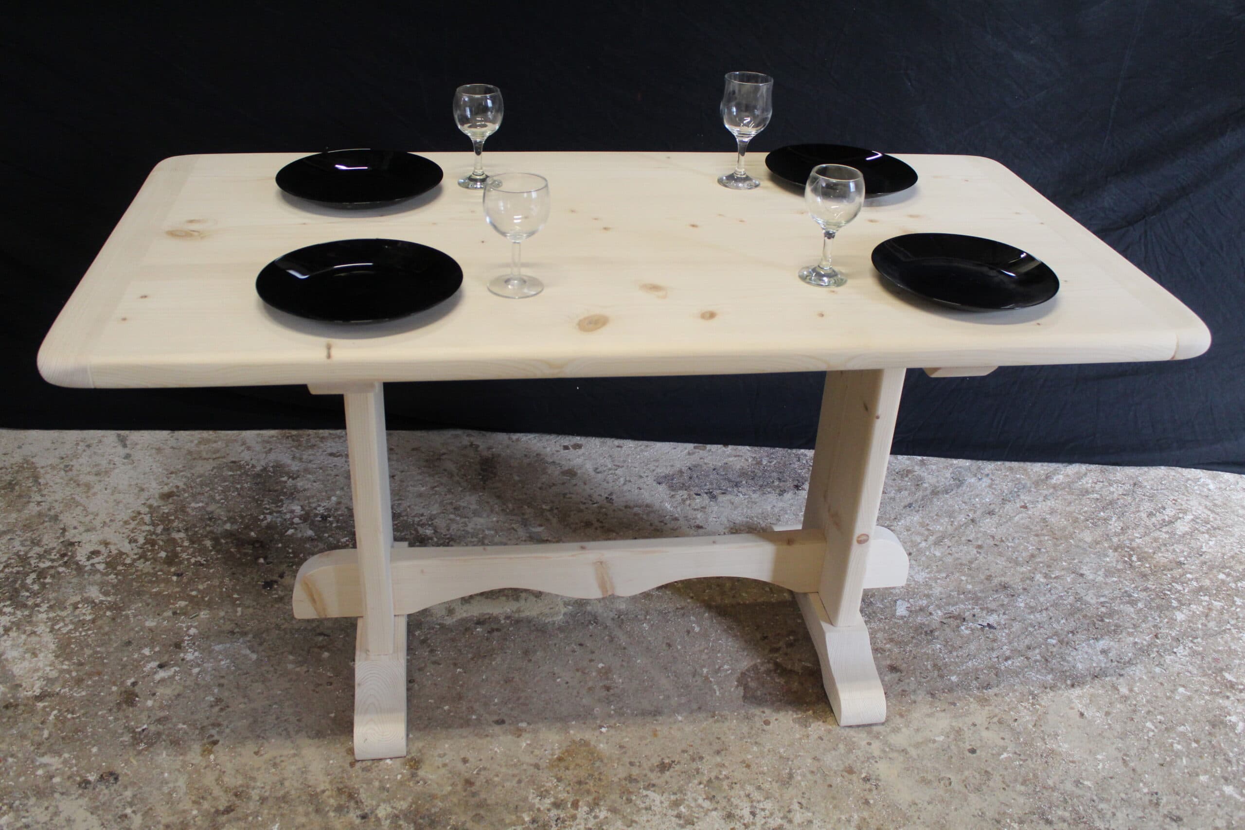 Μικρό Παραδοσιακό τραπέζι για επαγγελματικούς χώρους